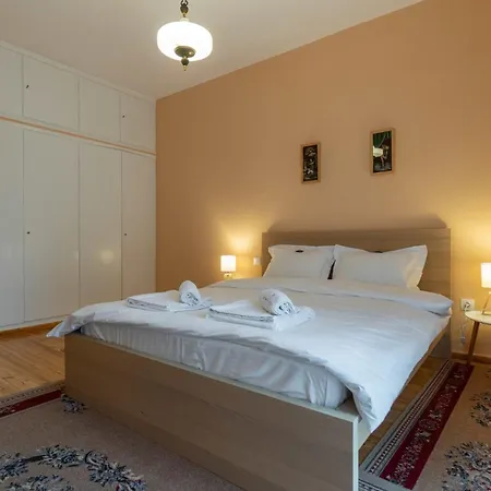 Zennova #5 Antigonidon Square * Selanik